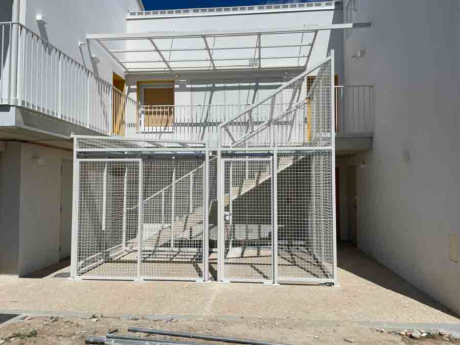 Garage à vélo avec charpente métallique et auvent en métal